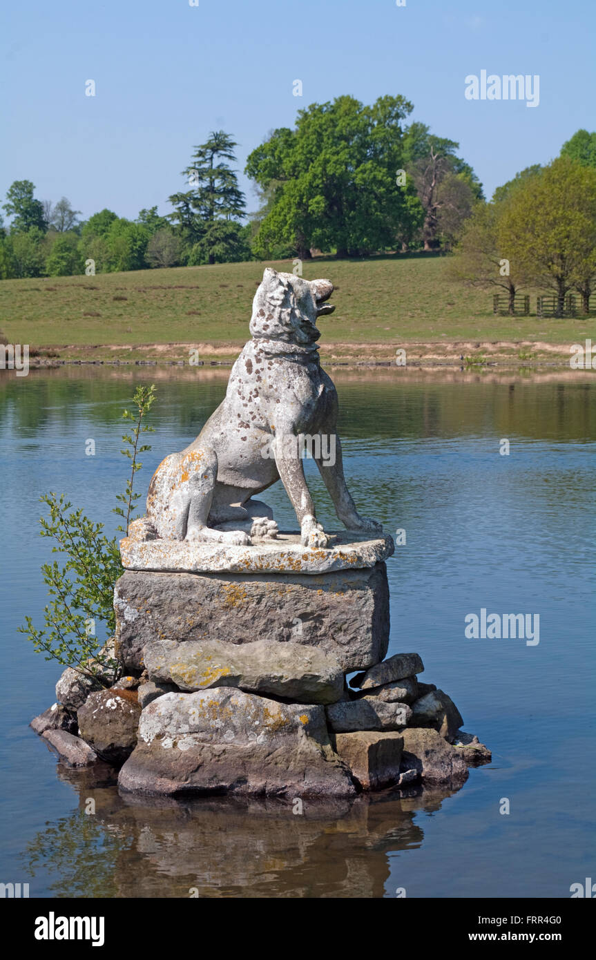 Petworth, Sussex Petworth House & Garden cane statua in Lago di Inghilterra, Foto Stock