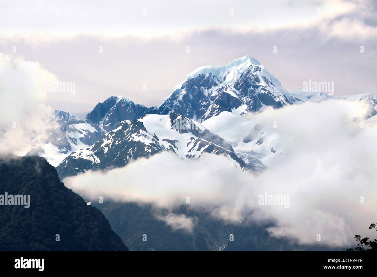 Mount Cook coperto di nuvole, Westland National Park, Isola del Sud, Nuova Zelanda Foto Stock