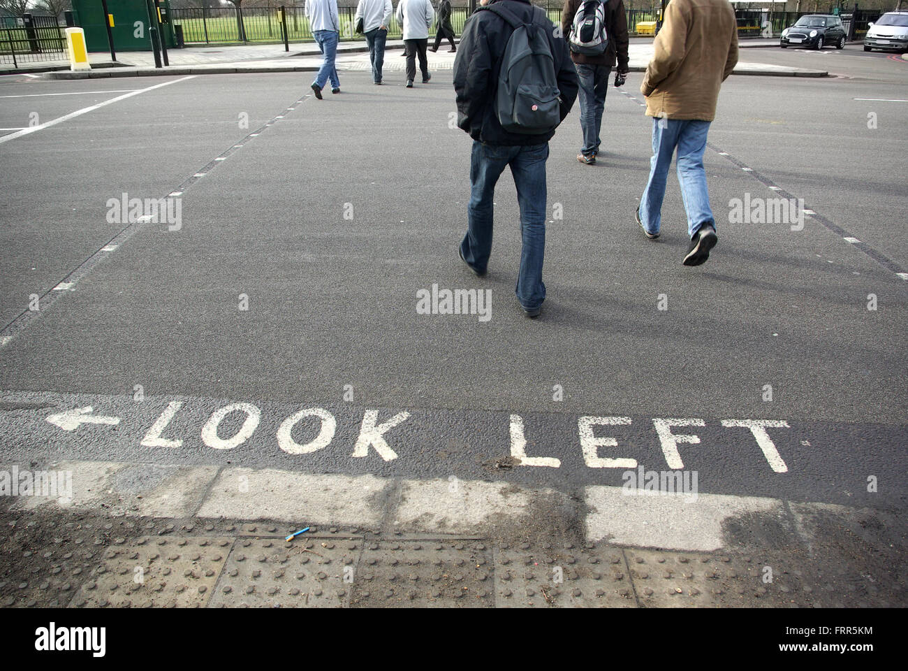 Guardare a sinistra segno in una strada di Londra Foto Stock