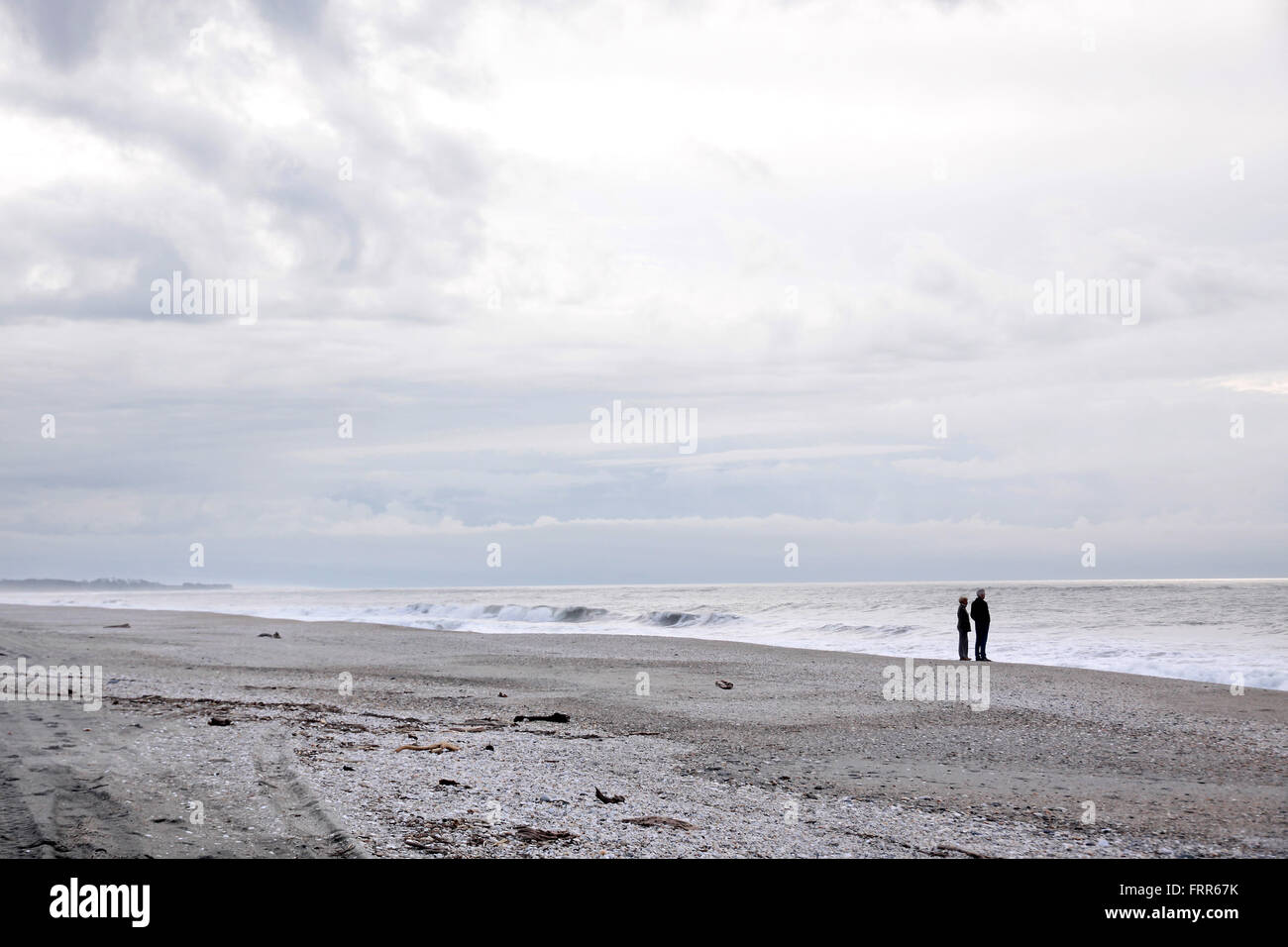 Coppia alla spiaggia solitaria, Westland National Park, Isola del Sud, Nuova Zelanda Foto Stock
