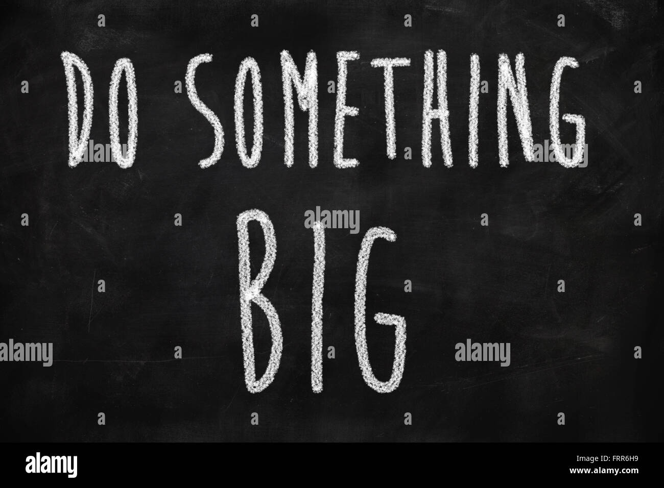 Fare qualcosa di grande scritto su una lavagna con Chalk Foto Stock