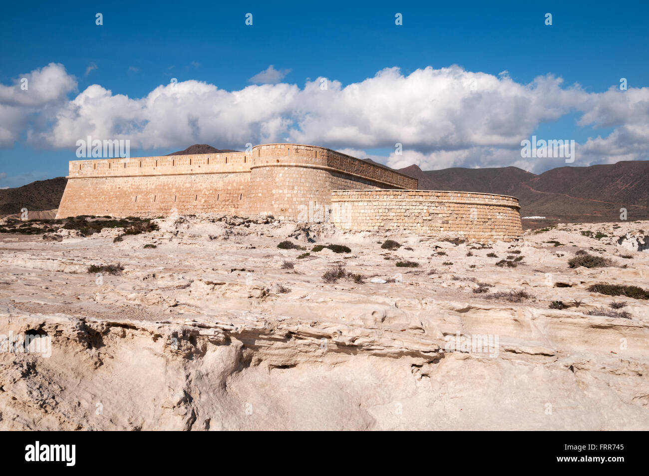 La fortificazione di Bateria de San Felipe, Los Escullos, nel Parco Nazionale Cabo de Gata Nijar,, Almeria, Spagna Foto Stock