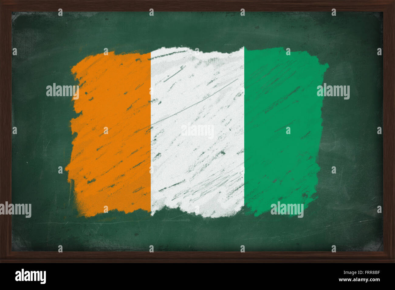 Bandiera della Costa d'Avorio verniciati con colore gessetto sulla vecchia blackboard Foto Stock