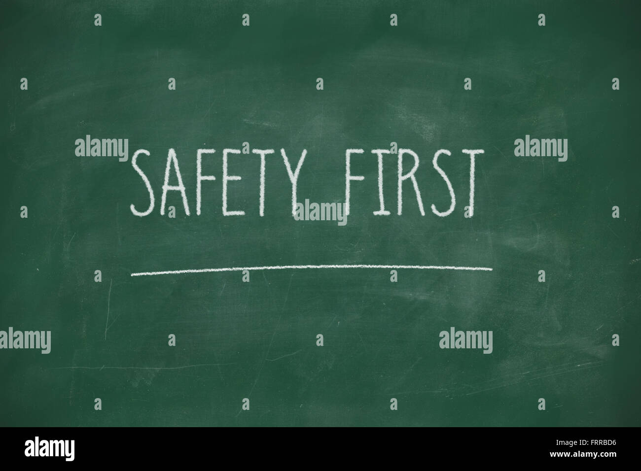 La sicurezza prima di tutto manoscritta su scuola di Blackboard Foto Stock