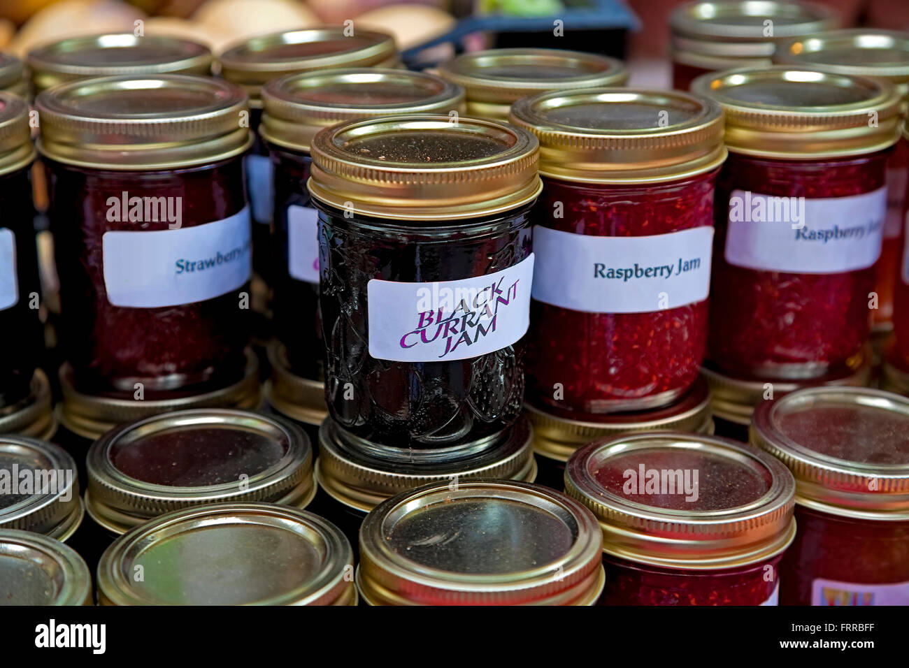 Marmellate fatte in casa per la vendita in un mercato agricolo. Foto Stock