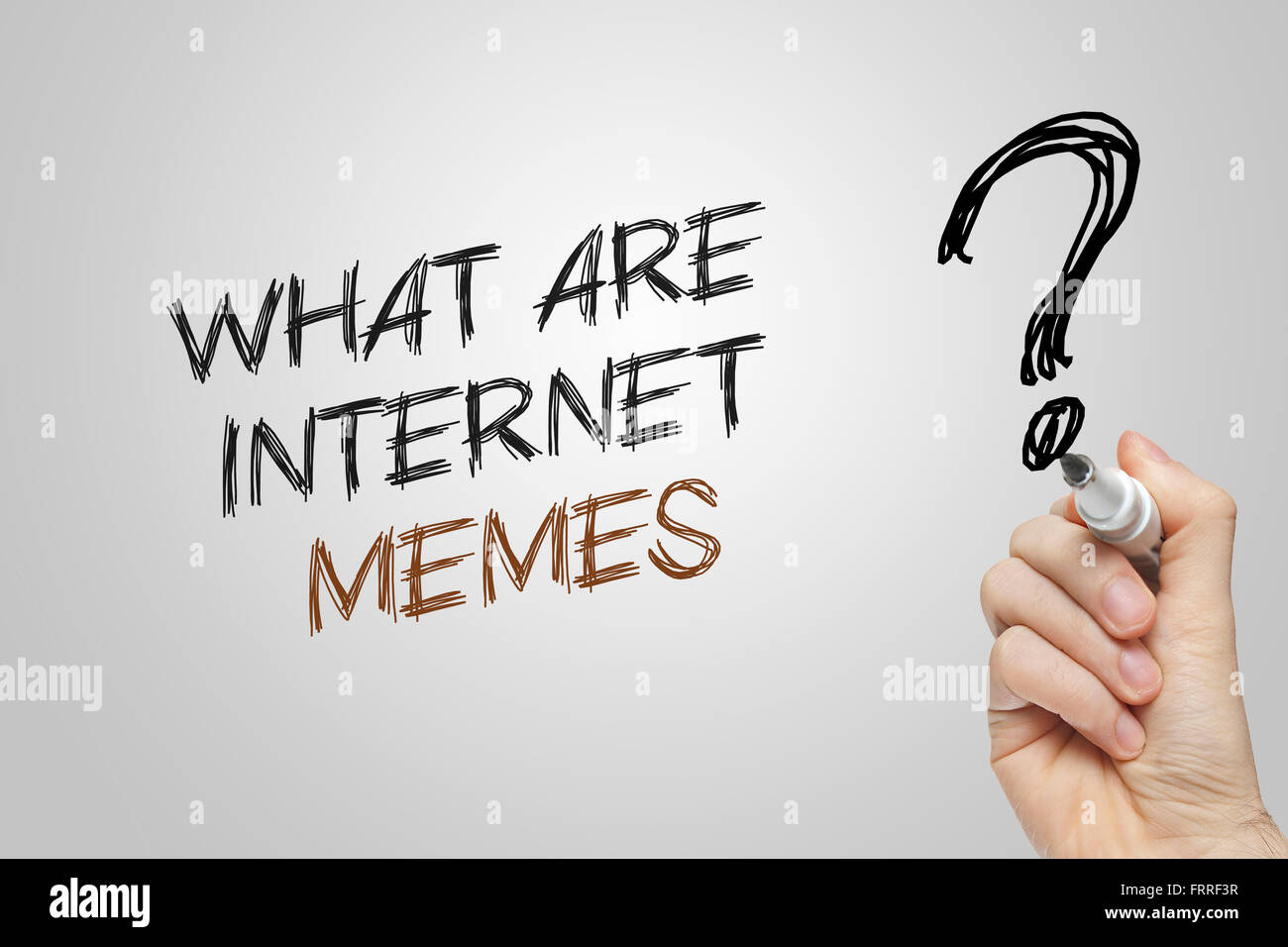 La scrittura a mano che cosa sono internet memi su sfondo grigio Foto Stock