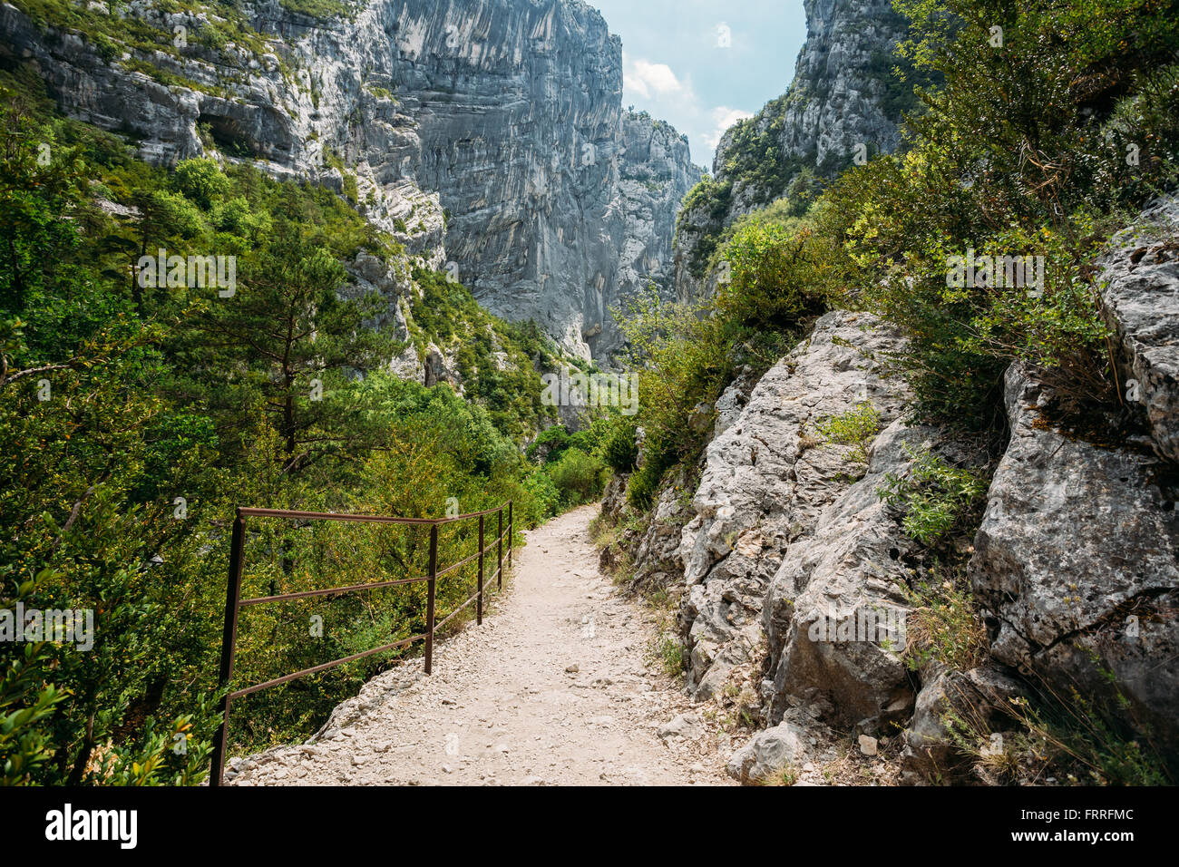 Bel sentiero, percorso, via, strada di montagna. I viaggi e le escursioni del concetto. Vista panoramica Foto Stock