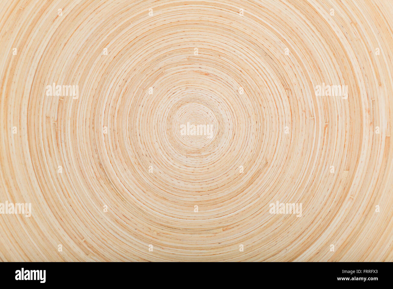 Vimini fatti a mano cerchi astratto, la superficie di una lastra di legno Foto Stock