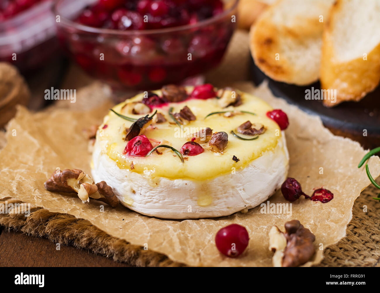 Cotta formaggio Camembert con mirtilli rossi e i dadi Foto Stock