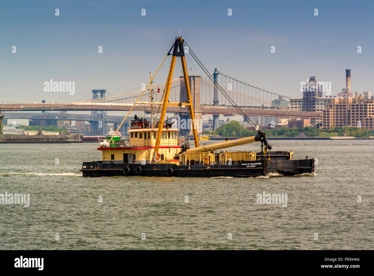 Stati Uniti Esercito di ingegneri lavorano barca sull'East River con ponte di Brooklyn in background, New York, Stati Uniti d'America. Foto Stock