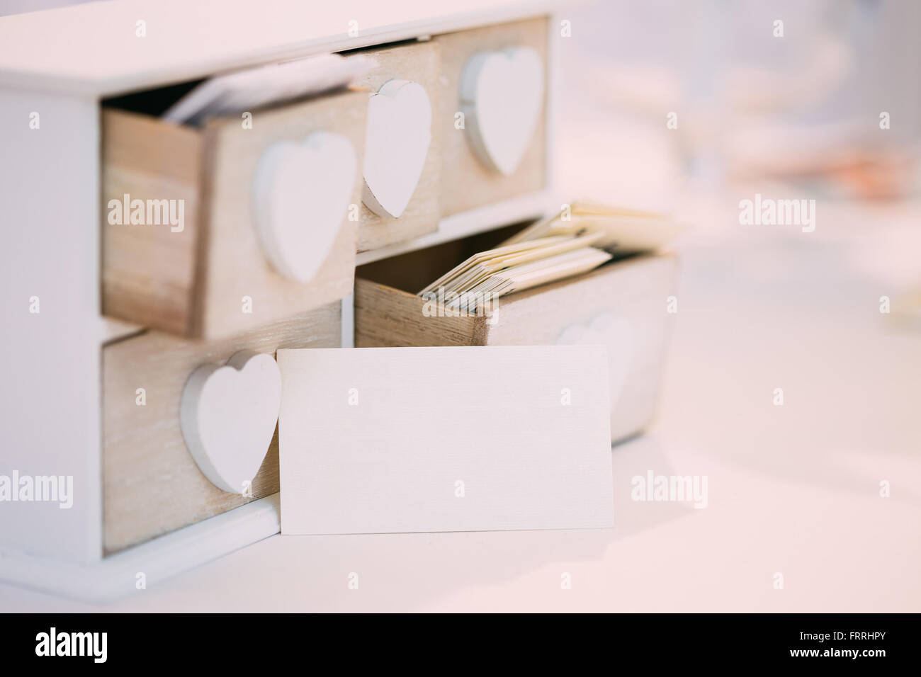 Bianco decorativi Vintage scatola in legno scrigno per biglietti da visita con della carta vuoto, vuoto biglietto da visita Foto Stock