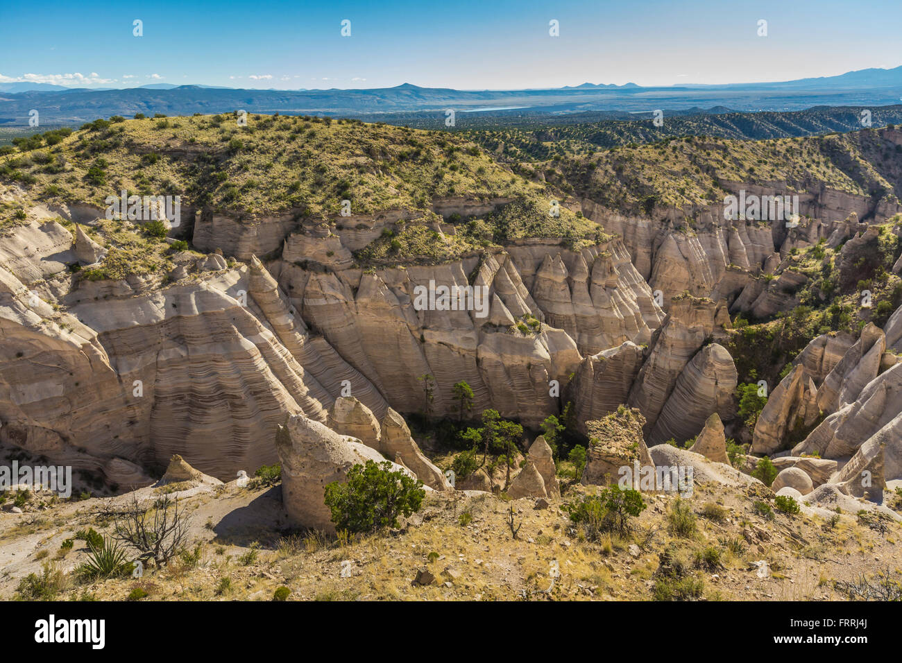 Scogliere e hoodoos visto da punti alti lungo la fessura Canyon Trail, Kasha-Katuwe tenda Rocks National Monument, Nuovo Messico, STATI UNITI D'AMERICA Foto Stock