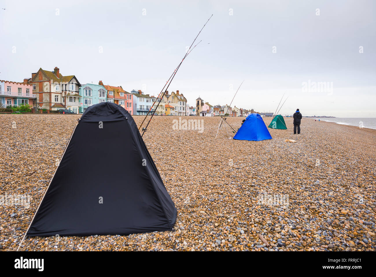 La pesca della costa di Suffolk, vista di pescatori del vento rivestimento tende la spiaggia di ciottoli a Aldeburgh nel Suffolk, Inghilterra, Foto Stock