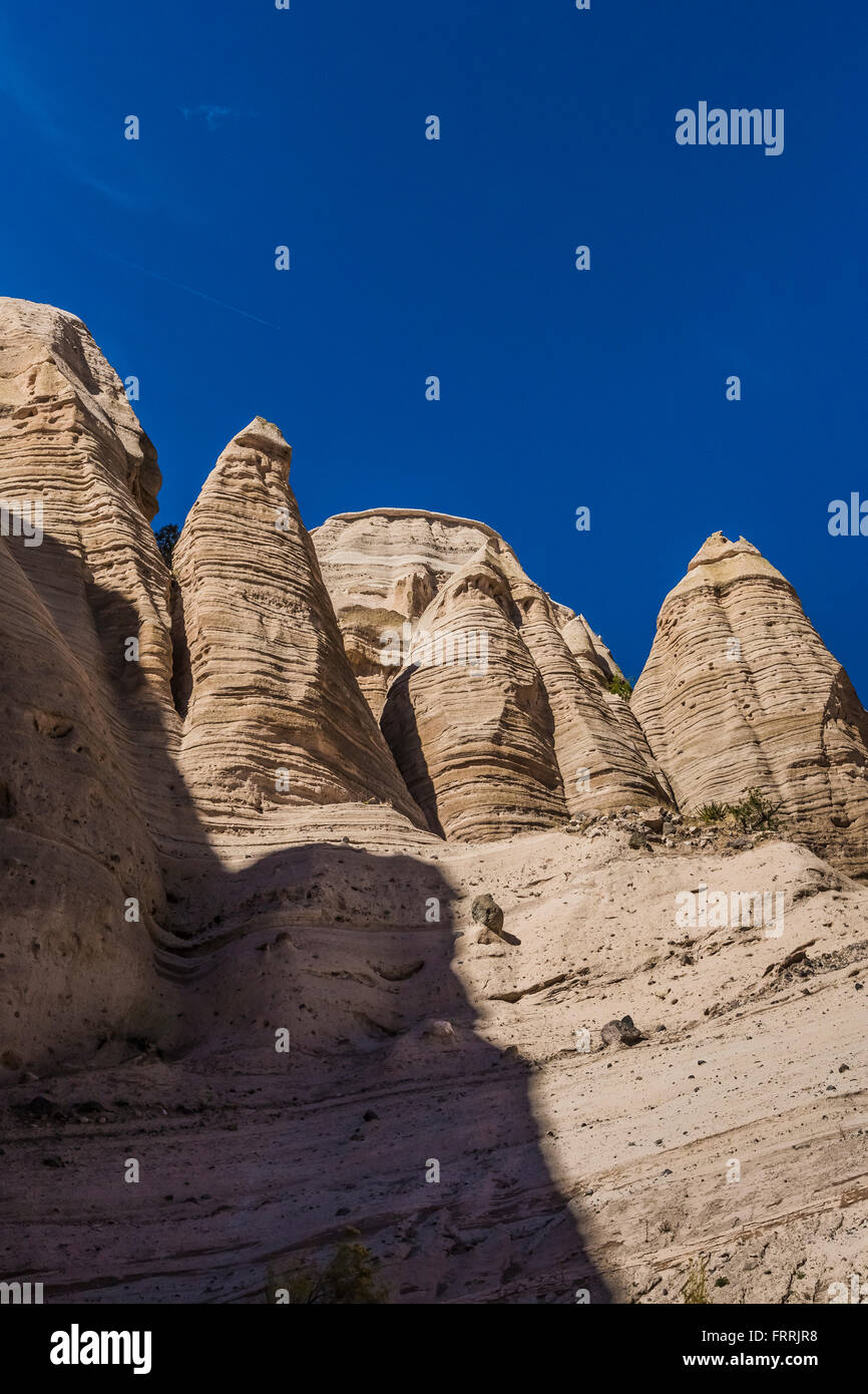 Tenda a forma di visti hoodoos dallo Slot Canyon Trail a tenda Kasha-Katuwe rocce monumento nazionale nel Nuovo Messico, STATI UNITI D'AMERICA Foto Stock