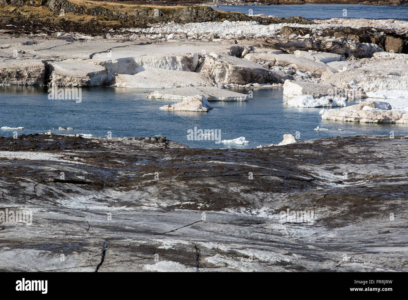 Il ghiaccio del ghiacciaio su una riva di un fiume in Islanda, primavera Foto Stock