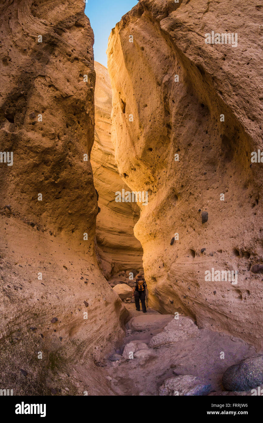 Karen Rentz escursioni attraverso la stretta fessura canyon lungo la fessura Canyon Trail a tenda Kasha-Katuwe Rocks National Monument in Ne Foto Stock