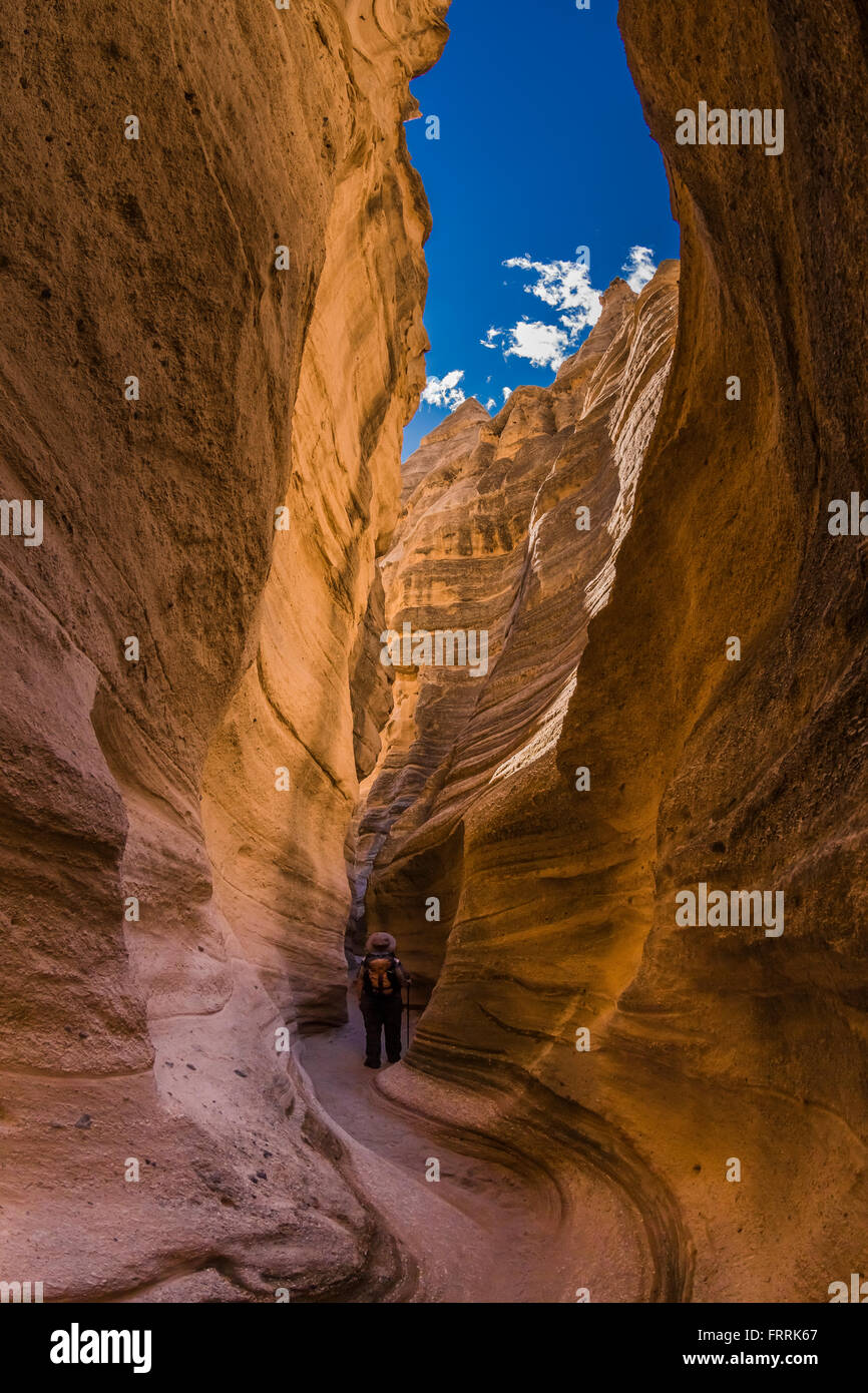 Escursioni attraverso la stretta fessura canyon lungo la fessura Canyon Trail a tenda Kasha-Katuwe Rocks National Monument in New Mexico, US Foto Stock