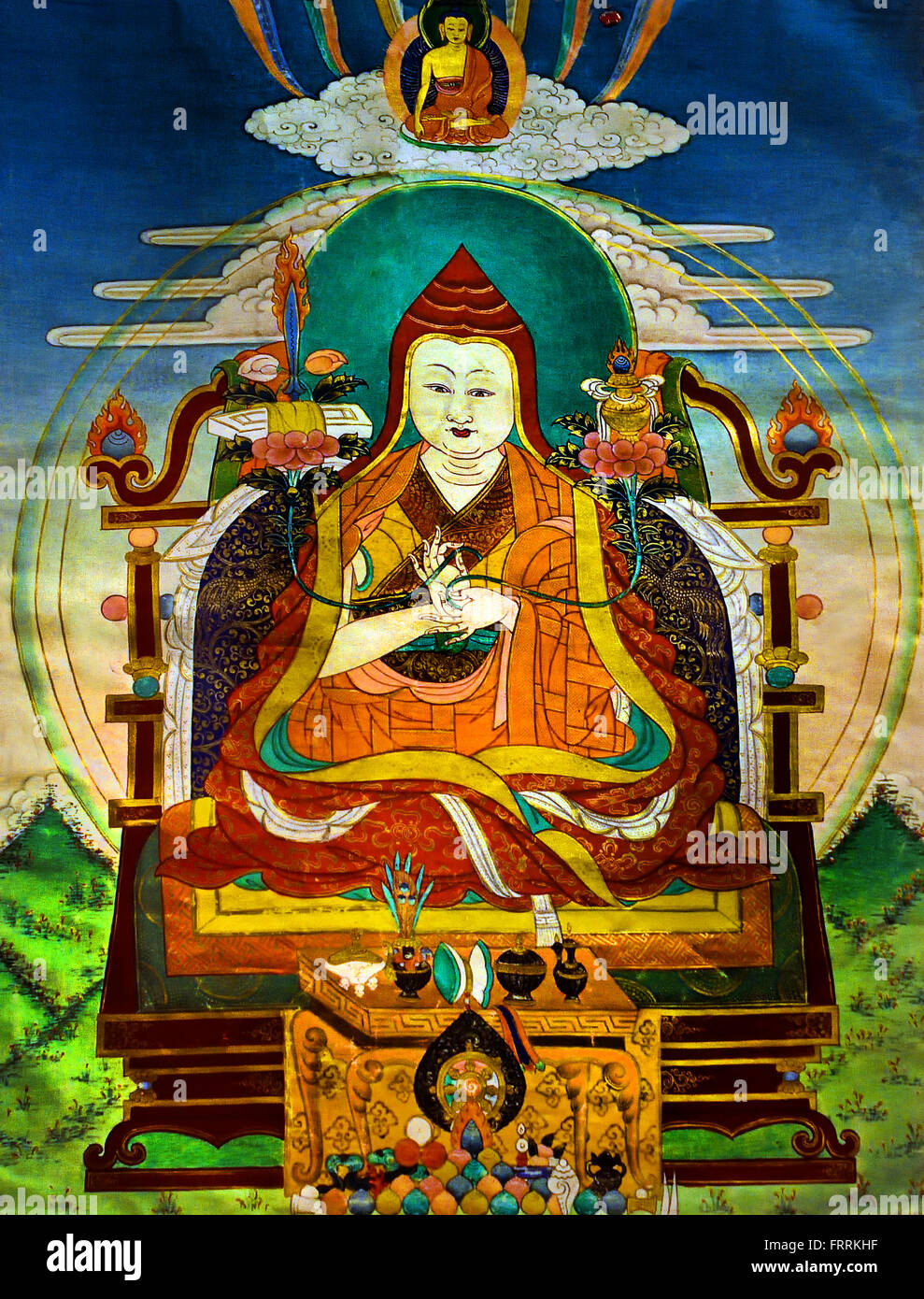 Questo dipinto di scorrimento, thangka, mostra un insegnante, Lama, su di un trono con le sue mani in dharmacakramudra. In ciascuna delle sue mani egli detiene una lotus stelo . Il Tibetano Tibet Cina Foto Stock