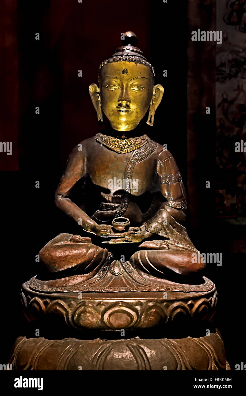 Statua del Buddha con dhyana mudra. Probabilmente la cosmic Buddha Amitabha 19 -20 ° secolo Tibet tibetana in Cina Foto Stock