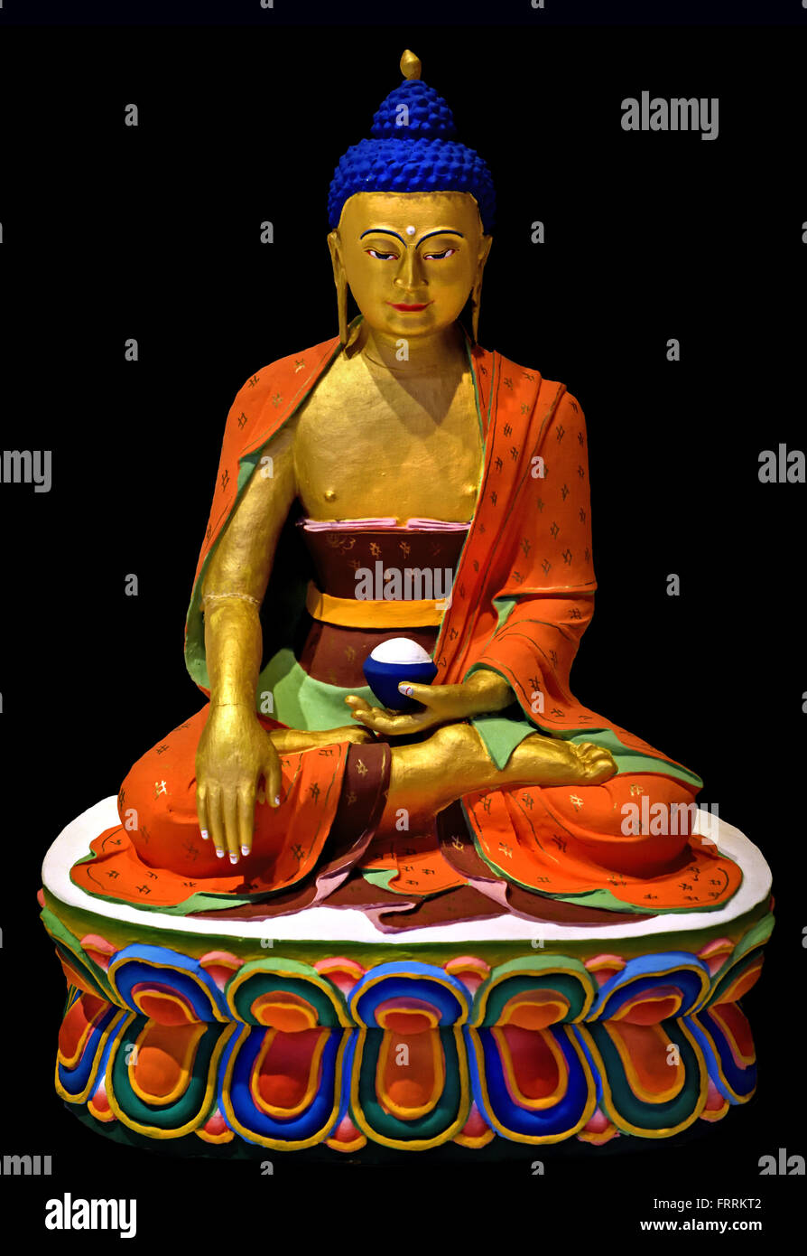 Buddha Shakyamuni di solito l'immagine principale su un altare del Bhutan Thimphu Bhutan vernice di argilla di oro e di rame ( il Bhutan, un Regno Buddista sull'Himalaya' bordo orientale, è una terra di conventi, fortressesor dzongs ) Foto Stock