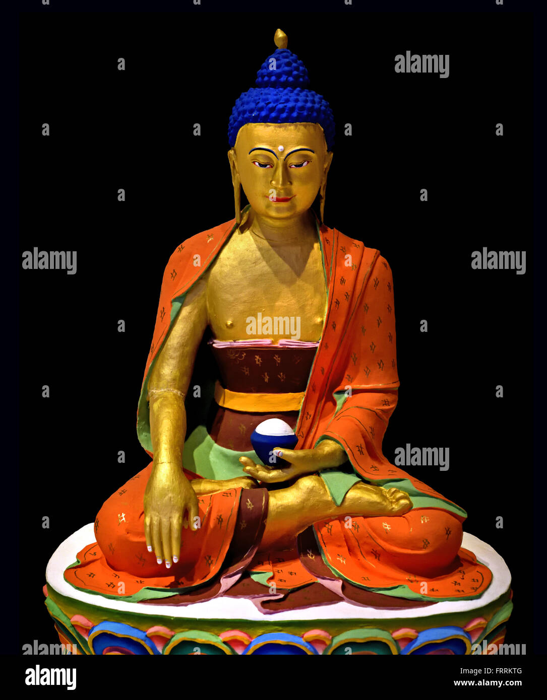 Buddha Shakyamuni di solito l'immagine principale su un altare del Bhutan Thimphu Bhutan vernice di argilla di oro e di rame ( il Bhutan, un Regno Buddista sull'Himalaya' bordo orientale, è una terra di conventi, fortressesor dzongs ) Foto Stock