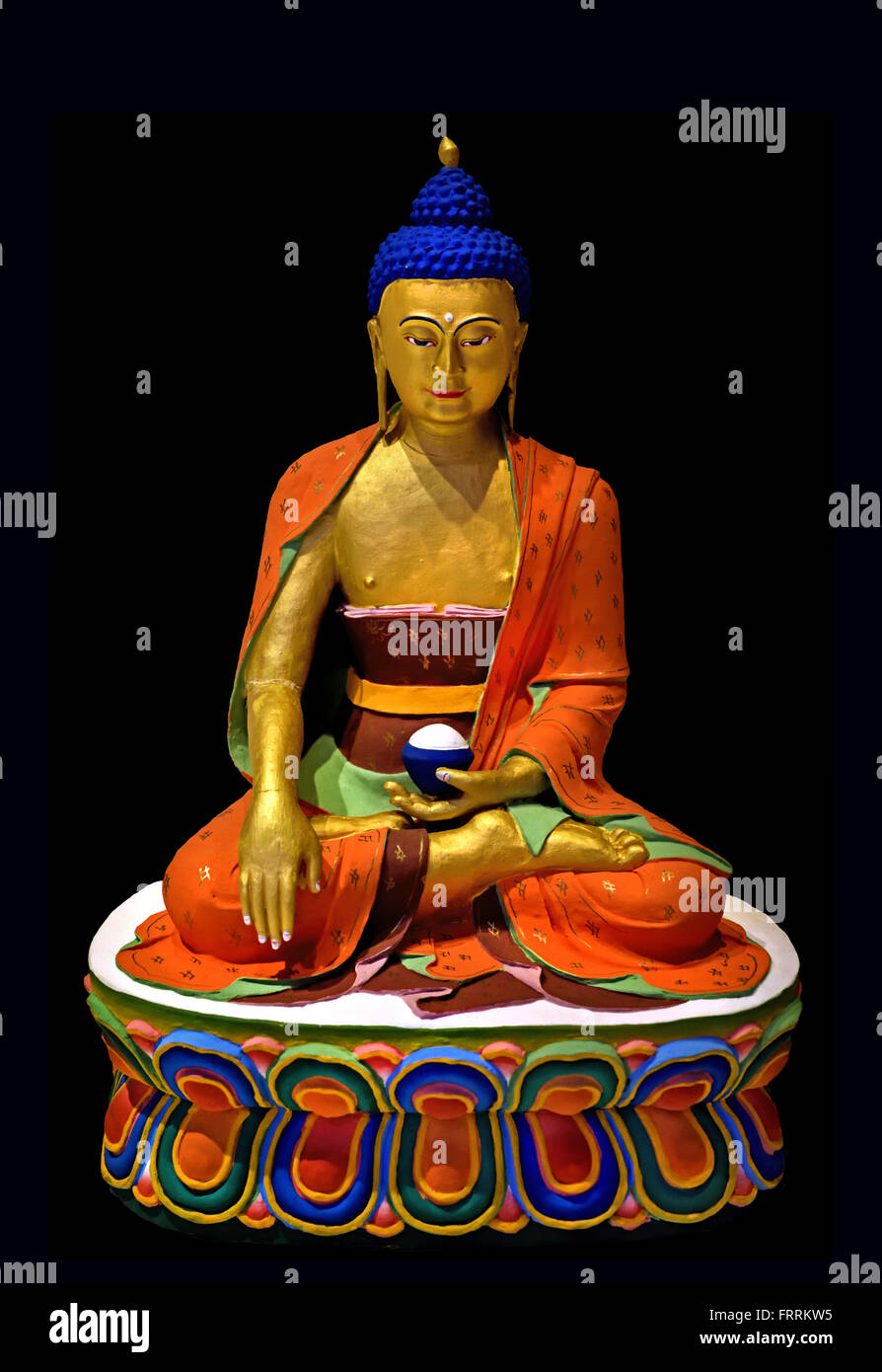 Buddha Shakyamuni di solito l'immagine principale su un altare del Bhutan Thimphu Bhutan vernice di argilla di oro e di rame ( il Bhutan, un Regno Buddista sull'Himalaya' bordo orientale, è una terra di conventi, fortressesor dzongs ) Foto Stock