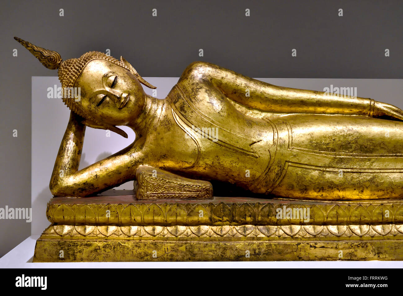Buddha reclinato del xviii secolo Thai Thailandia ( Oro - BRONZO - ) Foto Stock