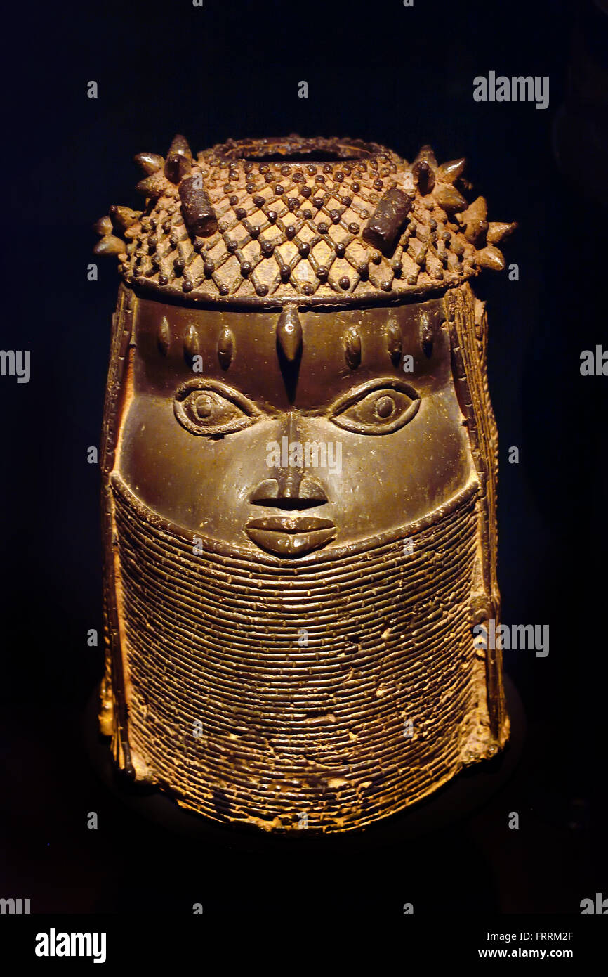 Testa di un re ( Oba ) con tre tatuaggi sopra gli occhi e un cappello e il collare di corallo rosso. L'apertura nella parte superiore della foto di un elefante decorato stand è stato collocato. Xviii secolo Benin Nigeria Guinea museo della costa africana in Africa Foto Stock