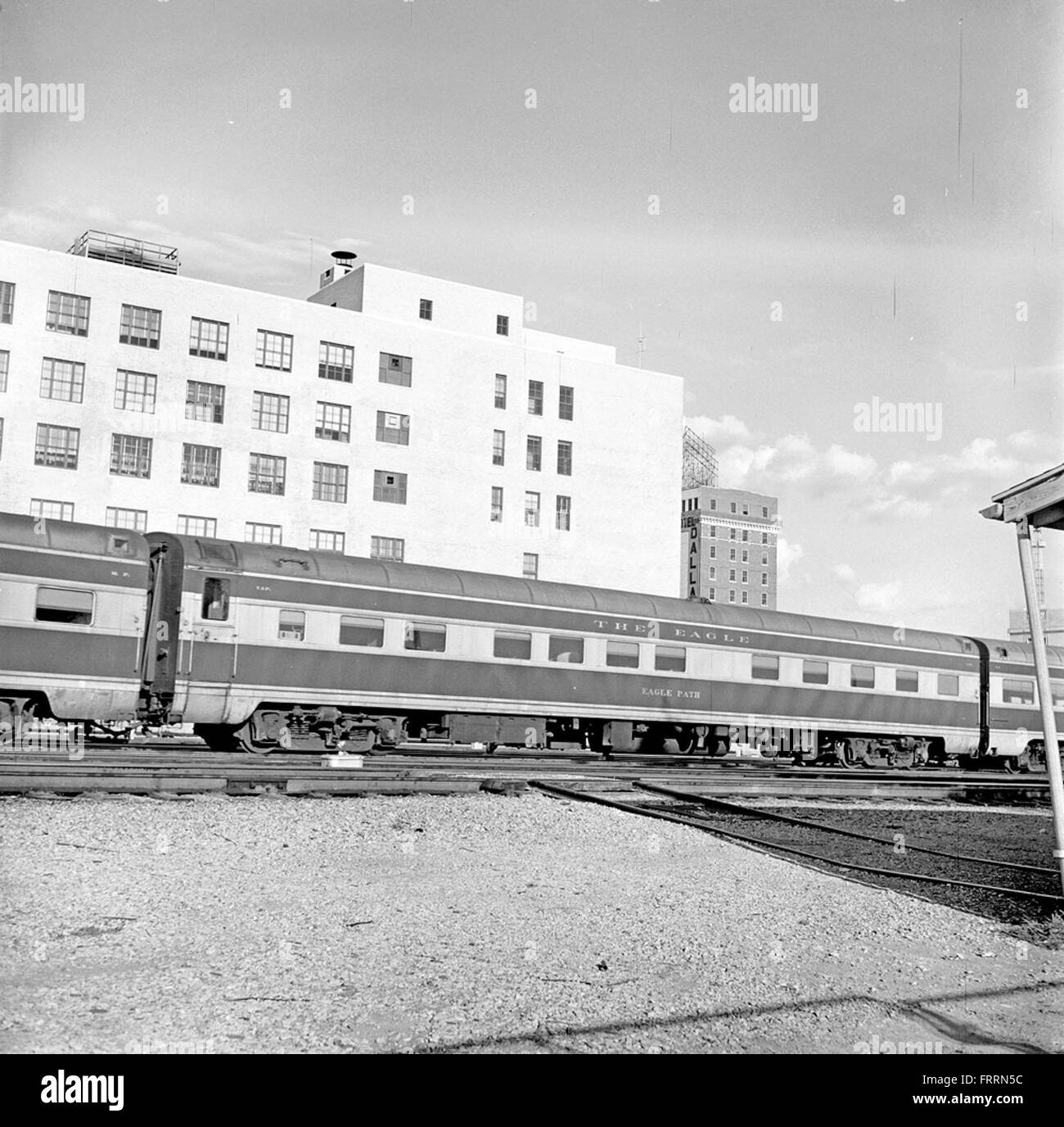 La fotografia mostra un vagone letto Pullman, "Eagle Path", della Texas & Pacific Railway presso l'annesso del terminal, con particolare attenzione al vagone letto ferroviario e alle relative strutture terminali. Foto Stock