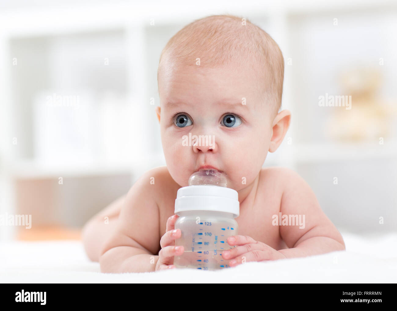 Carino baby acqua potabile da bottiglia Foto Stock