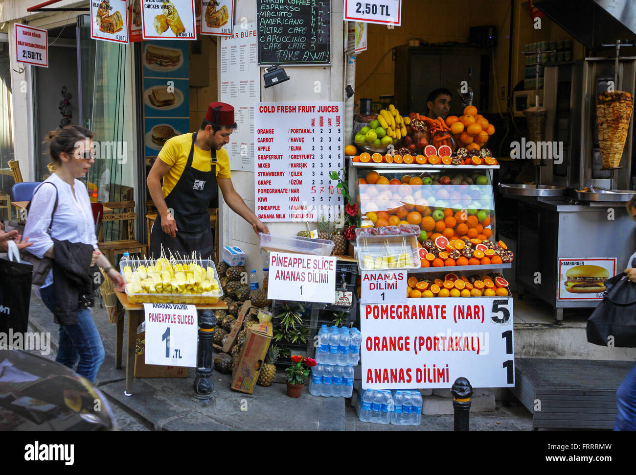 ISTANBUL, Turchia - 5 Maggio 2012: Piccoli frutti e succhi di frutta freschi shop per le strade della città di Istanbul, Turchia Foto Stock