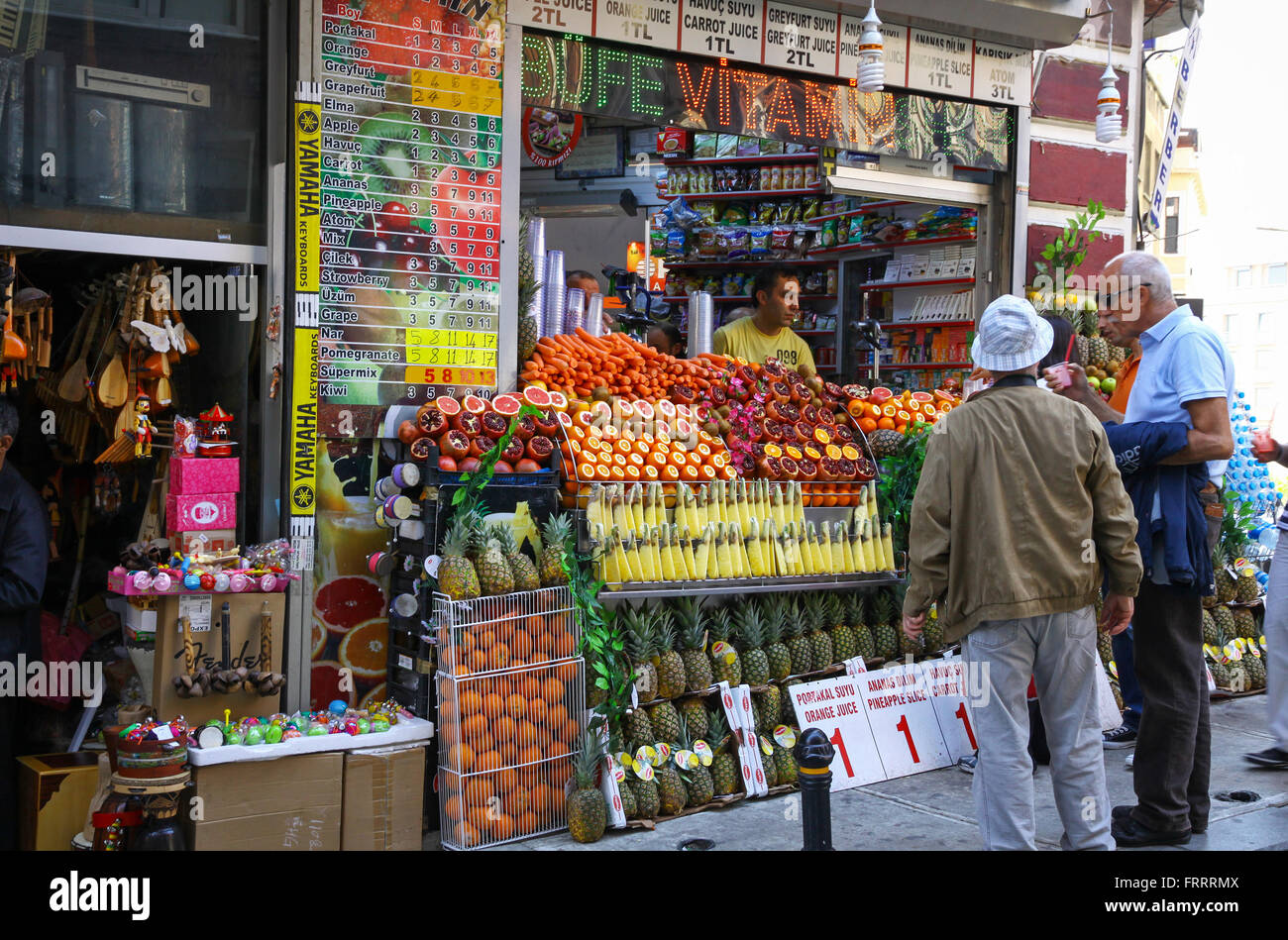 ISTANBUL, Turchia - 5 Maggio 2012: Piccoli frutti e succhi di frutta freschi shop per le strade della città di Istanbul, Turchia Foto Stock