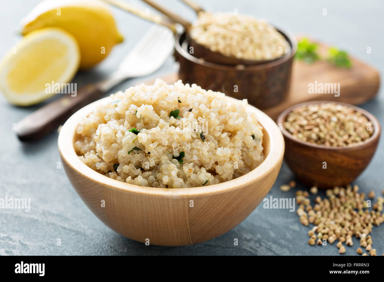 Limone erborinati quinoa in una ciotola Foto Stock