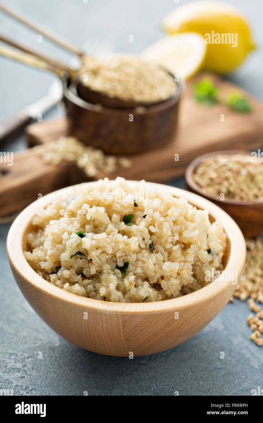 Limone erborinati quinoa in una ciotola Foto Stock