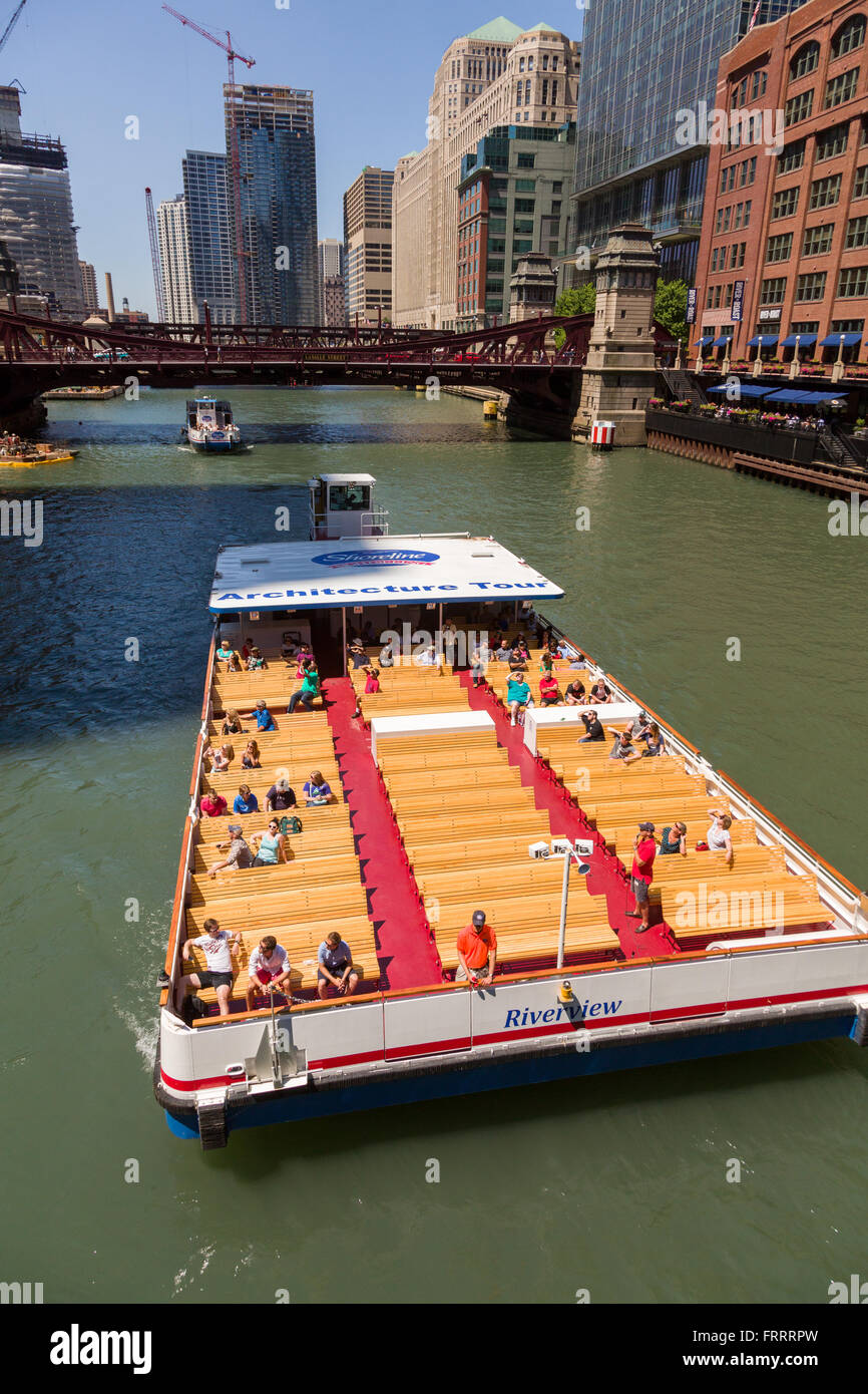 Le imbarcazioni turistiche lungo il fiume Chicago passano sotto la Lasalle Street Bridge durante l estate a Chicago, Illinois, Stati Uniti d'America Foto Stock