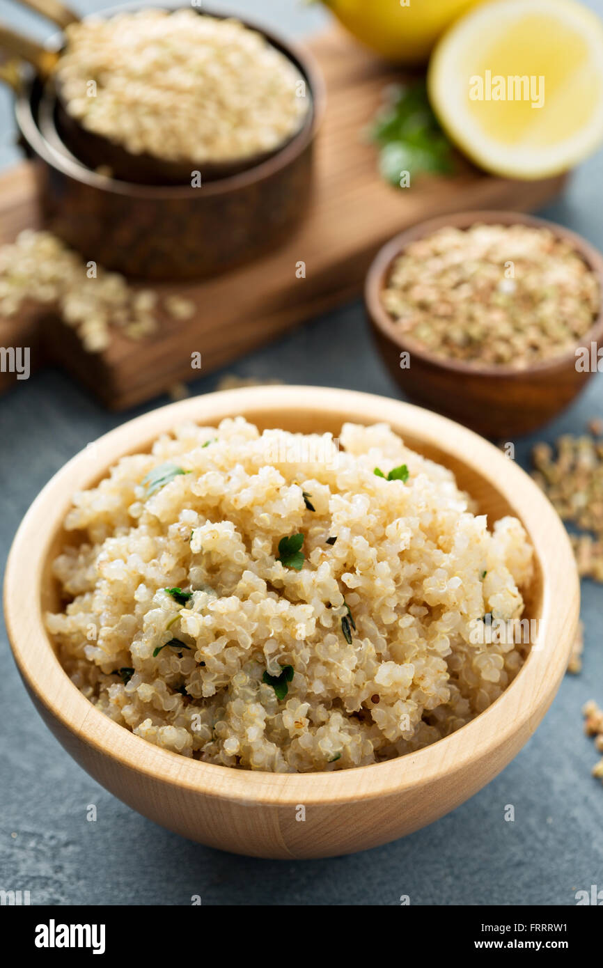 Limone erborinati quinoa in una ciotola Foto Stock