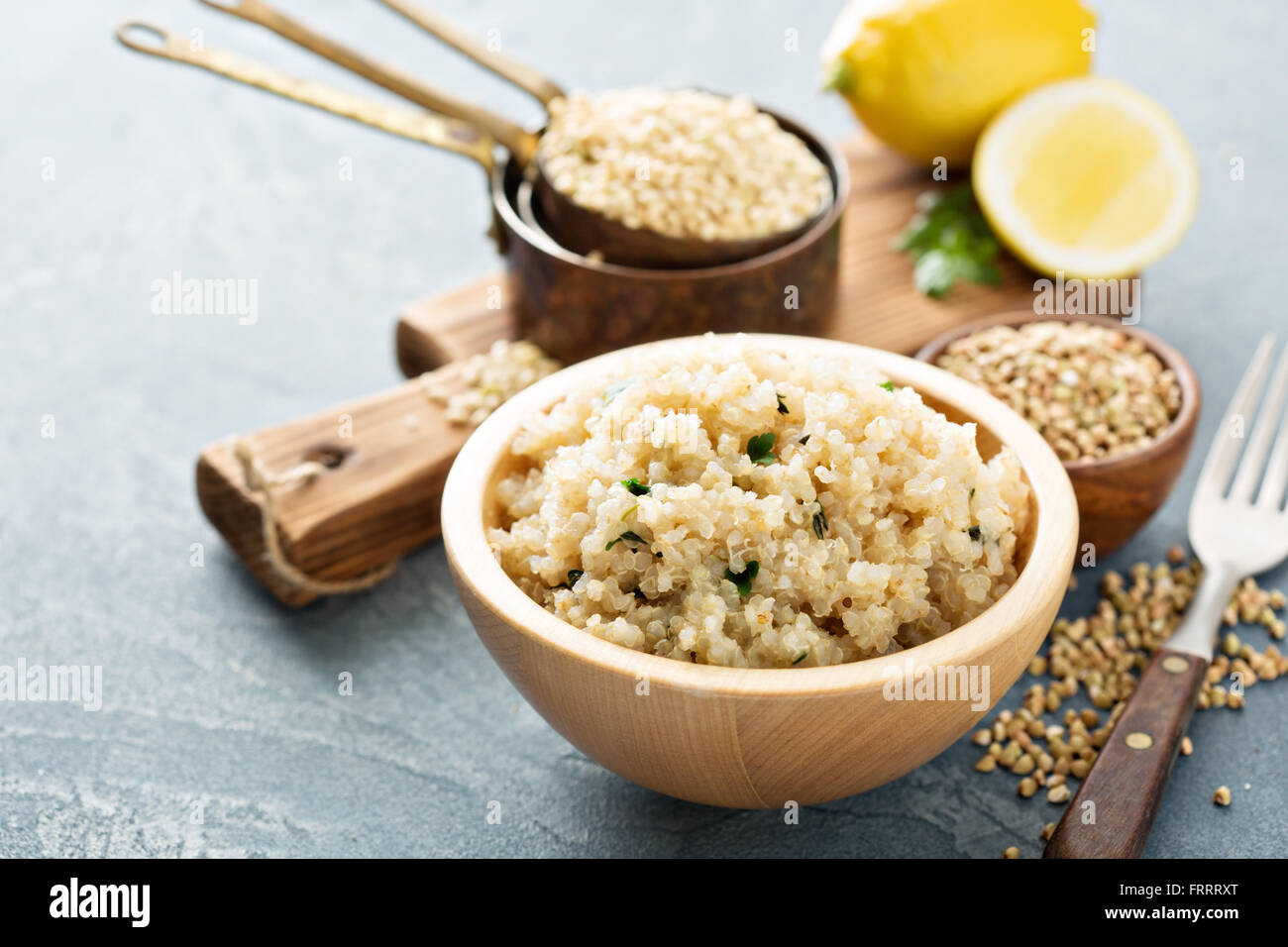 Limone erborinati quinoa in una ciotola Foto Stock