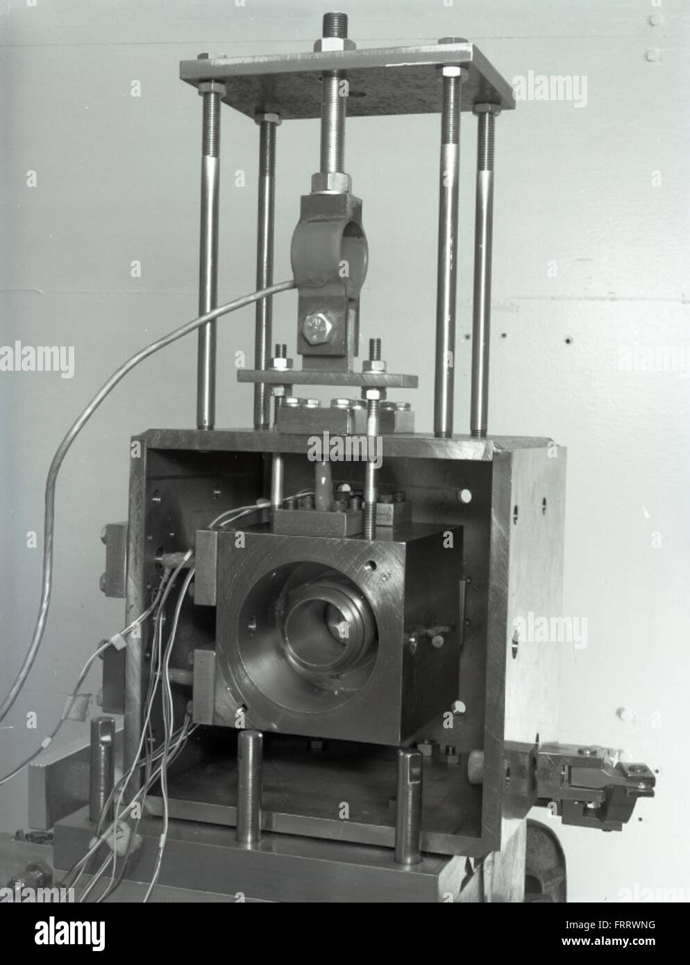 Questa immagine della Atlas negative Collection cattura un lancio di prova del missile Atlas. Fu una pietra miliare negli sforzi di difesa missilistica dell'esercito statunitense durante la Guerra fredda, facendo progredire la tecnologia dei missili balistici intercontinentali. Foto Stock Questa immagine della Atlas negative Collection cattura un lancio di prova del missile Atlas. Fu una pietra miliare negli sforzi di difesa missilistica dell'esercito statunitense durante la Guerra fredda, facendo progredire la tecnologia dei missili balistici intercontinentali. Foto Stock