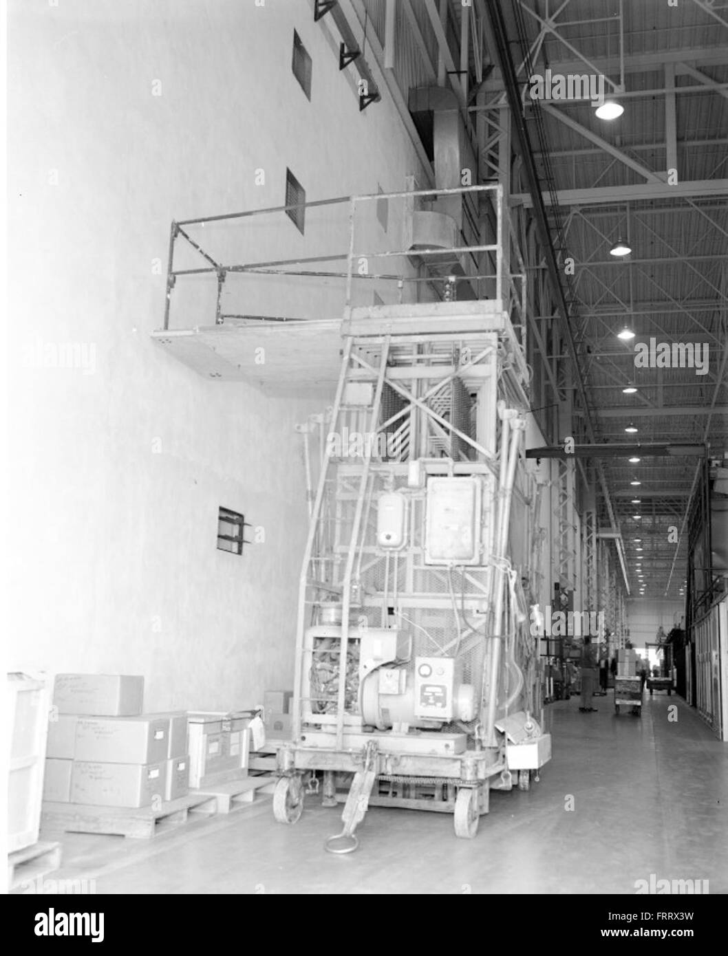 Questa fotografia della Atlas negative Collection raffigura un missile Atlas in preparazione al lancio di un test. L'immagine evidenzia le caratteristiche tecnologiche del missile e il suo ruolo nello sviluppo iniziale dei sistemi missilistici durante la Guerra fredda. Foto Stock Questa fotografia della Atlas negative Collection raffigura un missile Atlas in preparazione al lancio di un test. L'immagine evidenzia le caratteristiche tecnologiche del missile e il suo ruolo nello sviluppo iniziale dei sistemi missilistici durante la Guerra fredda. Foto Stock