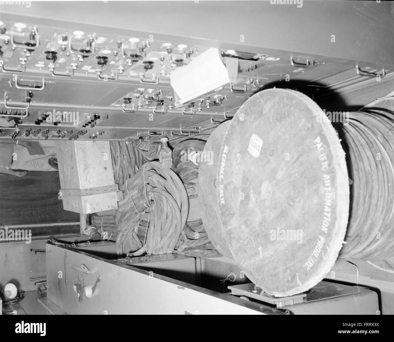 Questa immagine della Atlas negative Collection cattura un test missilistico Atlas. Il missile Atlas, sviluppato da Convair, era essenziale per la difesa militare degli Stati Uniti e giocò un ruolo nelle prime fasi del programma spaziale statunitense durante la Guerra fredda. Foto Stock Questa immagine della Atlas negative Collection cattura un test missilistico Atlas. Il missile Atlas, sviluppato da Convair, era essenziale per la difesa militare degli Stati Uniti e giocò un ruolo nelle prime fasi del programma spaziale statunitense durante la Guerra fredda. Foto Stock