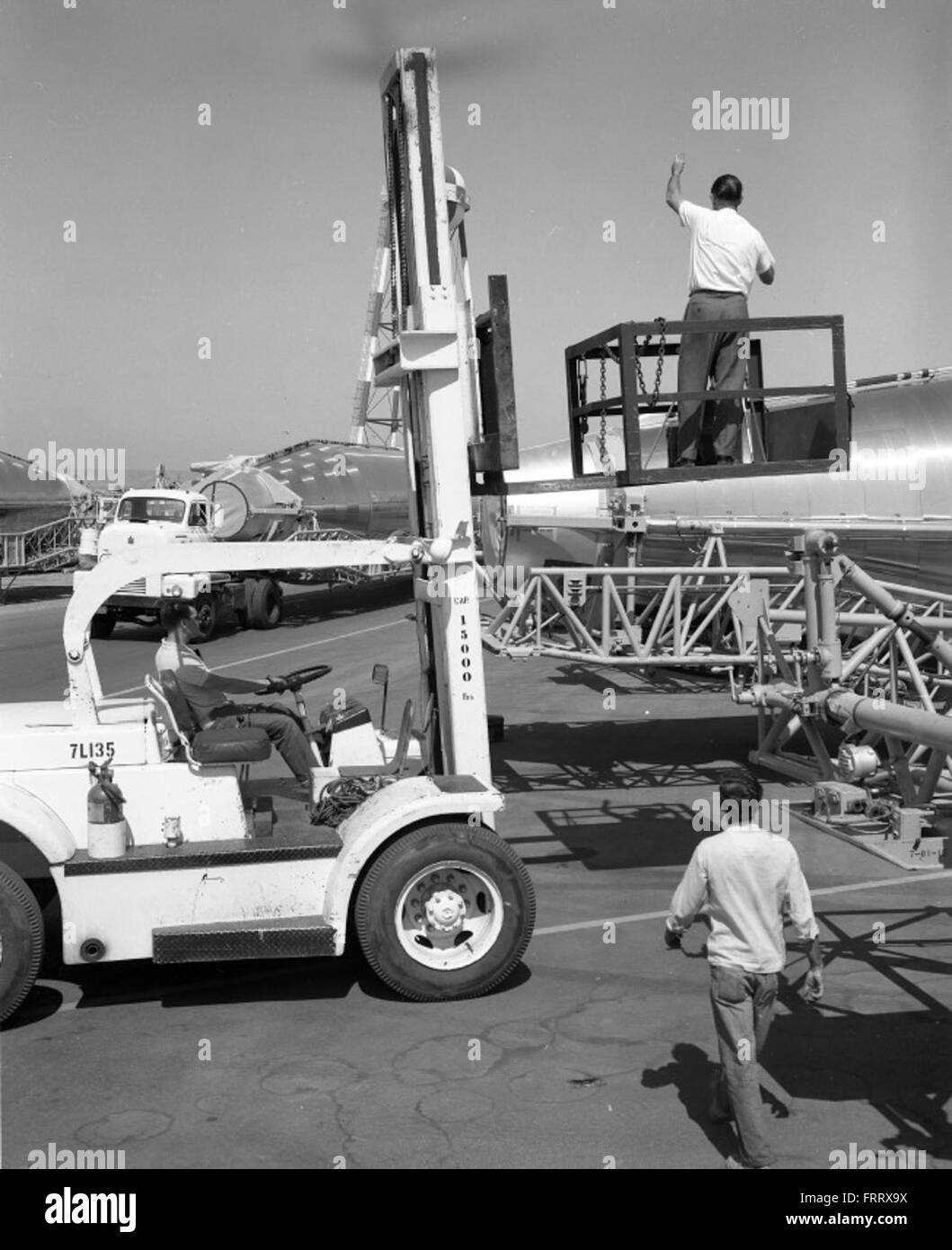 Questa immagine della Atlas negative Collection cattura un test critico del missile Atlas, un componente essenziale nello sviluppo della tecnologia ICBM statunitense e dei sistemi di difesa missilistica durante la Guerra fredda. Foto Stock Questa immagine della Atlas negative Collection cattura un test critico del missile Atlas, un componente essenziale nello sviluppo della tecnologia ICBM statunitense e dei sistemi di difesa missilistica durante la Guerra fredda. Foto Stock
