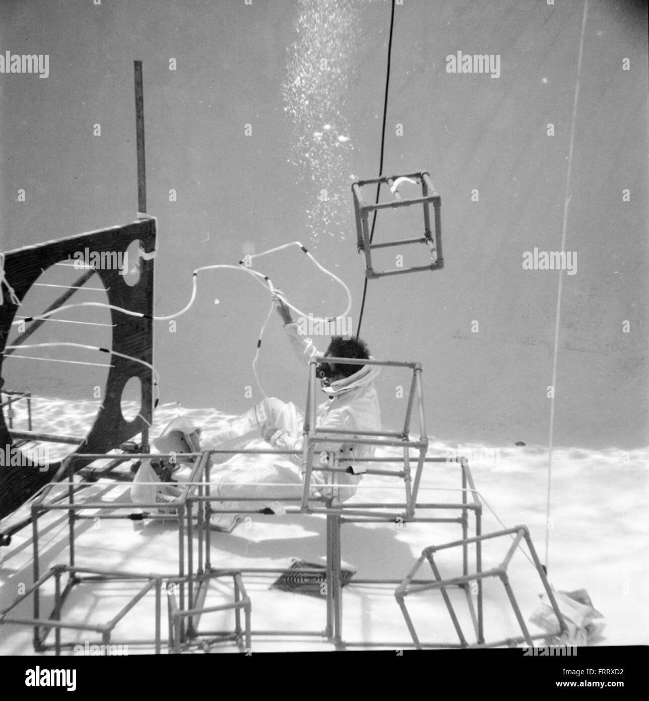 Un'immagine della Atlas negative Collection, che mostra le prime fasi del programma di test dei missili Atlas. Questi test furono cruciali per lo sviluppo dei sistemi di guida e propulsione del missile durante la Guerra fredda. Foto Stock Un'immagine della Atlas negative Collection, che mostra le prime fasi del programma di test dei missili Atlas. Questi test furono cruciali per lo sviluppo dei sistemi di guida e propulsione del missile durante la Guerra fredda. Foto Stock