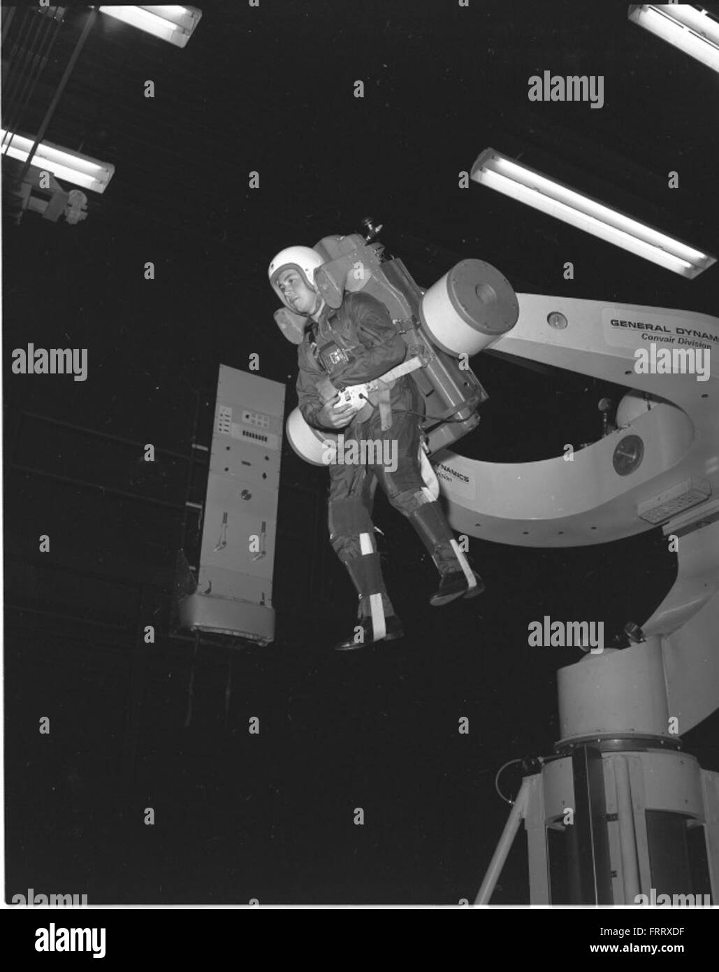Questa immagine della Convair/General Dynamics Astronautics Atlas negative Collection raffigura il volo di prova del missile Atlas. La progettazione e la traiettoria di volo del missile durante i test sono fondamentali per lo sviluppo iniziale del programma ICBM negli Stati Uniti. Foto Stock Questa immagine della Convair/General Dynamics Astronautics Atlas negative Collection raffigura il volo di prova del missile Atlas. La progettazione e la traiettoria di volo del missile durante i test sono fondamentali per lo sviluppo iniziale del programma ICBM negli Stati Uniti. Foto Stock