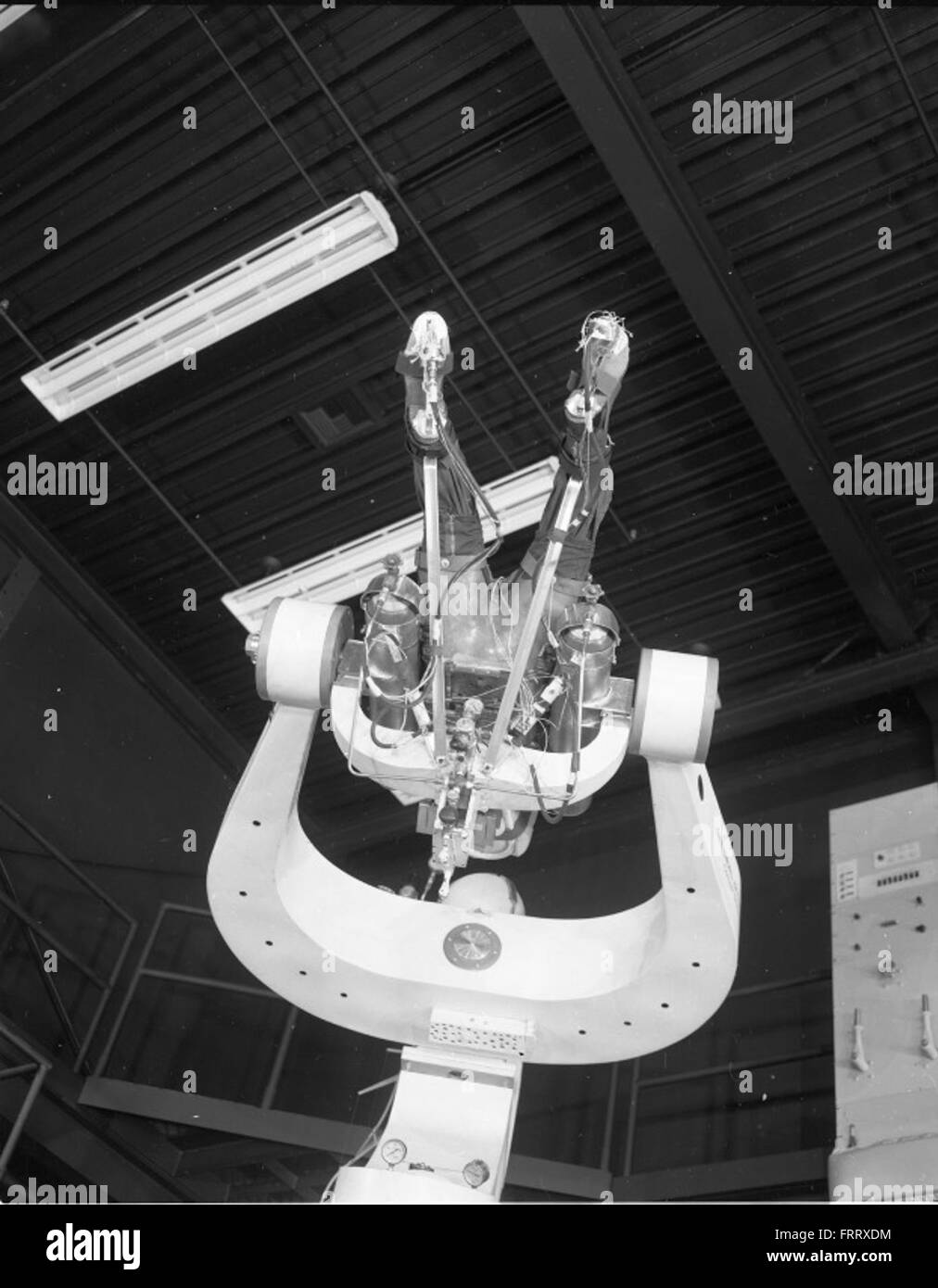 Questa immagine della Atlas negative Collection mostra il missile Convair Atlas in una fase di preparazione del test. Il missile Atlas fu fondamentale nei primi sviluppi dell'ICBM statunitense e giocò un ruolo chiave nei sistemi di difesa missilistica della Guerra fredda. Foto Stock Questa immagine della Atlas negative Collection mostra il missile Convair Atlas in una fase di preparazione del test. Il missile Atlas fu fondamentale nei primi sviluppi dell'ICBM statunitense e giocò un ruolo chiave nei sistemi di difesa missilistica della Guerra fredda. Foto Stock