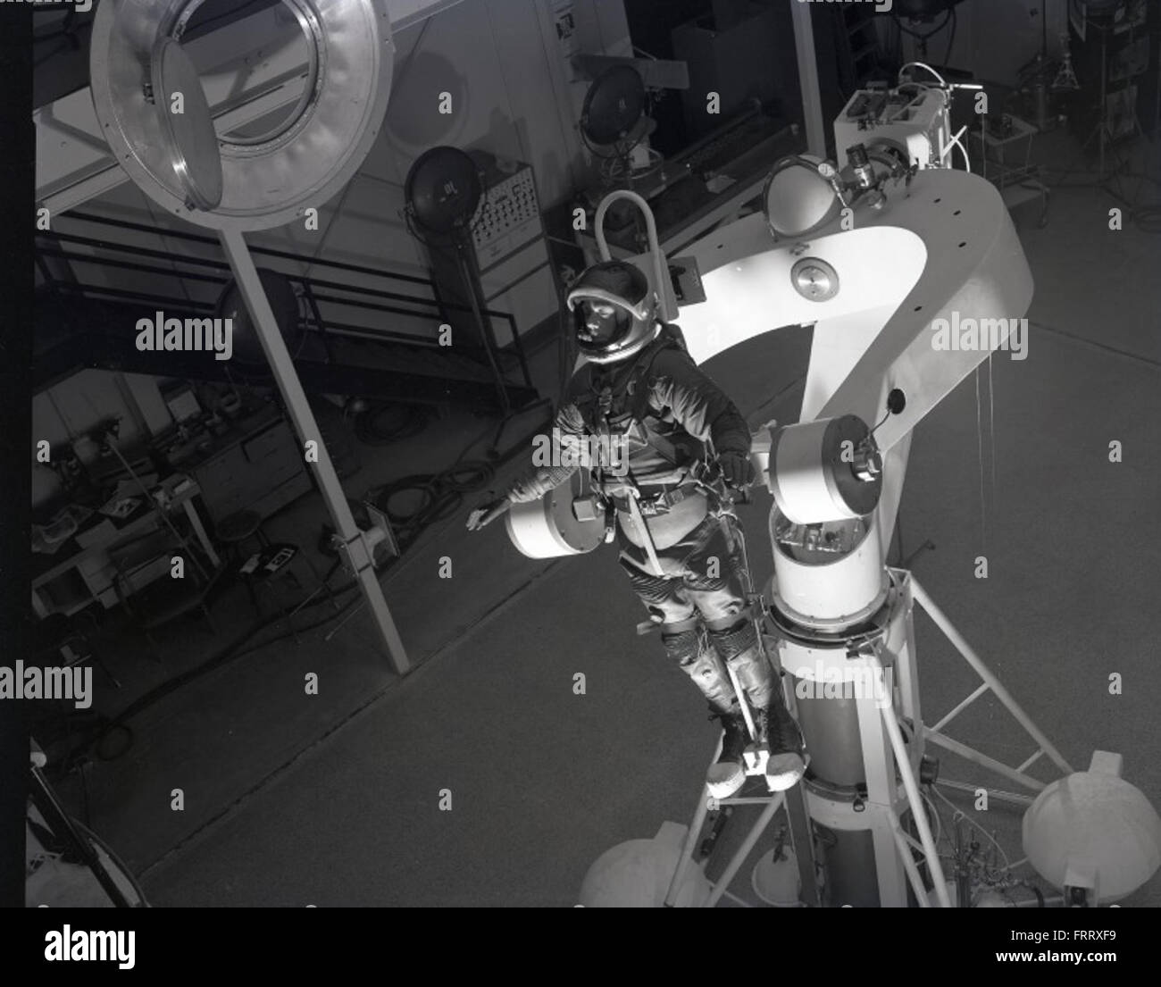 Questa immagine della Convair/General Dynamics Astronautics Atlas negative Collection raffigura un momento cruciale nei primi test missilistici Atlas. Il missile Atlas, sviluppato durante la Guerra fredda, fu una componente significativa nello sviluppo dei missili balistici intercontinentali statunitensi (ICBM), gettando le basi per i moderni sistemi missilistici. Foto Stock Questa immagine della Convair/General Dynamics Astronautics Atlas negative Collection raffigura un momento cruciale nei primi test missilistici Atlas. Il missile Atlas, sviluppato durante la Guerra fredda, fu una componente significativa nello sviluppo dei missili balistici intercontinentali statunitensi (ICBM), gettando le basi per i moderni sistemi missilistici. Foto Stock