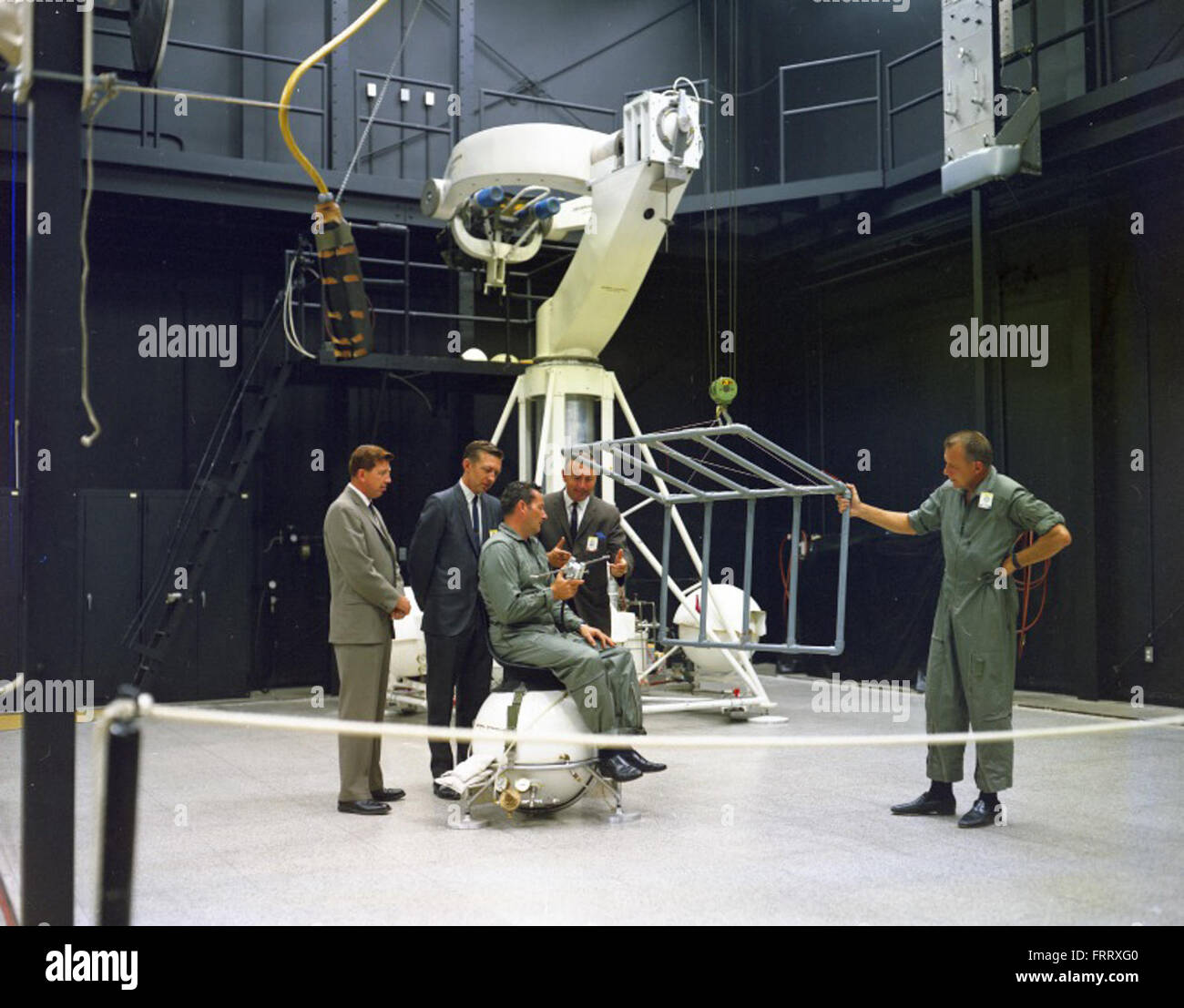 Dall'Atlas negative Collection, questa immagine raffigura il veicolo missilistico Atlas pronto per un lancio di prova. Il design avanzato del missile era fondamentale per i primi programmi di esplorazione spaziale e difesa missilistica militare degli Stati Uniti. Foto Stock Dall'Atlas negative Collection, questa immagine raffigura il veicolo missilistico Atlas pronto per un lancio di prova. Il design avanzato del missile era fondamentale per i primi programmi di esplorazione spaziale e difesa missilistica militare degli Stati Uniti. Foto Stock