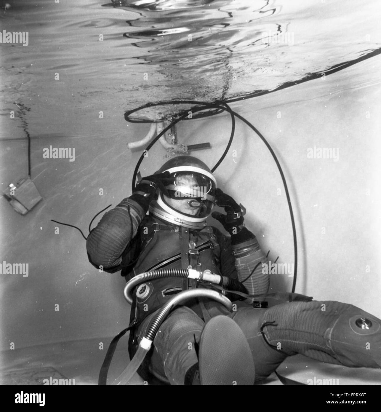 Questa immagine della Atlas negative Collection mostra il missile Atlas durante un lancio di prova. La fotografia evidenzia gli elementi chiave del sistema missilistico e il suo sviluppo durante le prime fasi della tecnologia missilistica. Foto Stock Questa immagine della Atlas negative Collection mostra il missile Atlas durante un lancio di prova. La fotografia evidenzia gli elementi chiave del sistema missilistico e il suo sviluppo durante le prime fasi della tecnologia missilistica. Foto Stock