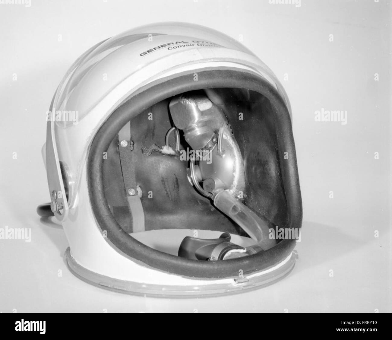 Questa fotografia della Atlas negative Collection raffigura un momento critico durante un test missilistico Atlas. Il missile è stato progettato per rafforzare le capacità di difesa degli Stati Uniti con una portata intercontinentale durante la Guerra fredda. Foto Stock Questa fotografia della Atlas negative Collection raffigura un momento critico durante un test missilistico Atlas. Il missile è stato progettato per rafforzare le capacità di difesa degli Stati Uniti con una portata intercontinentale durante la Guerra fredda. Foto Stock