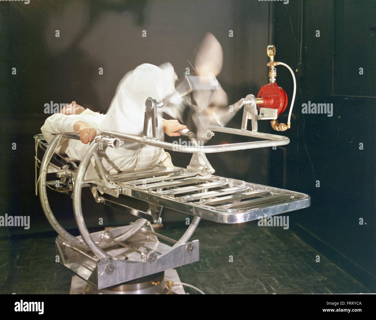 Questa immagine della Convair/General Dynamics Astronautics Atlas negative Collection raffigura il missile Atlas su una rampa di lancio di prova. Il missile era parte integrante della difesa statunitense durante la Guerra fredda, segnando un importante traguardo nella tecnologia missilistica e aerospaziale. Foto Stock Questa immagine della Convair/General Dynamics Astronautics Atlas negative Collection raffigura il missile Atlas su una rampa di lancio di prova. Il missile era parte integrante della difesa statunitense durante la Guerra fredda, segnando un importante traguardo nella tecnologia missilistica e aerospaziale. Foto Stock