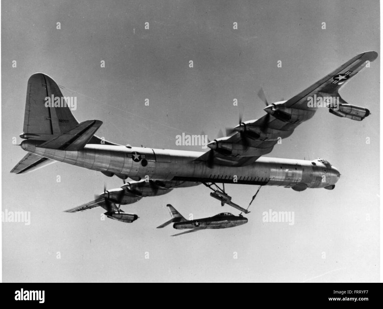 Questa immagine della Collezione Ray Wagner mostra un Douglas C-47 Skytrain, un aereo da trasporto bimotore utilizzato dagli Stati Uniti durante la seconda guerra mondiale. Il C-47 ha svolto un ruolo cruciale nel trasporto aereo, tra cui lanci di paracadutisti e missioni di rifornimento merci. Foto Stock Questa immagine della Collezione Ray Wagner mostra un Douglas C-47 Skytrain, un aereo da trasporto bimotore utilizzato dagli Stati Uniti durante la seconda guerra mondiale. Il C-47 ha svolto un ruolo cruciale nel trasporto aereo, tra cui lanci di paracadutisti e missioni di rifornimento merci. Foto Stock